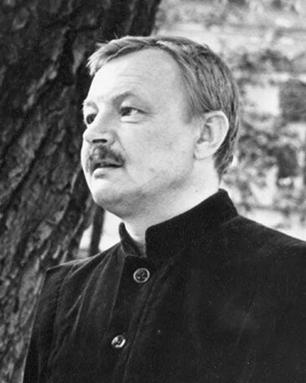 Портрет: Михаил Кононов, актёр, народный артист России, Нестор Петрович из «Большой перемены»