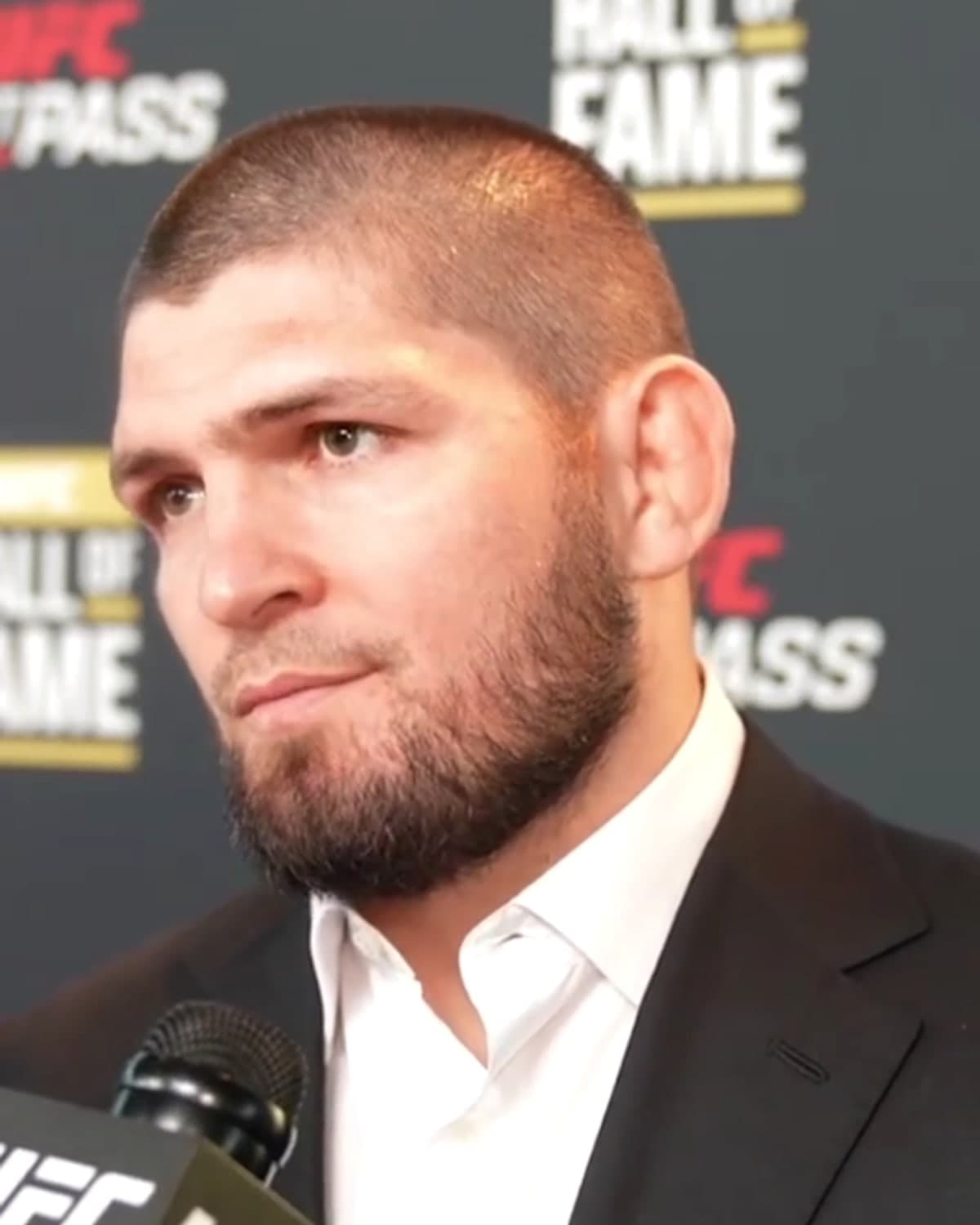Портрет: Хабиб Нурмагомедов, боец смешанных единоборств, чемпион UFC без поражений